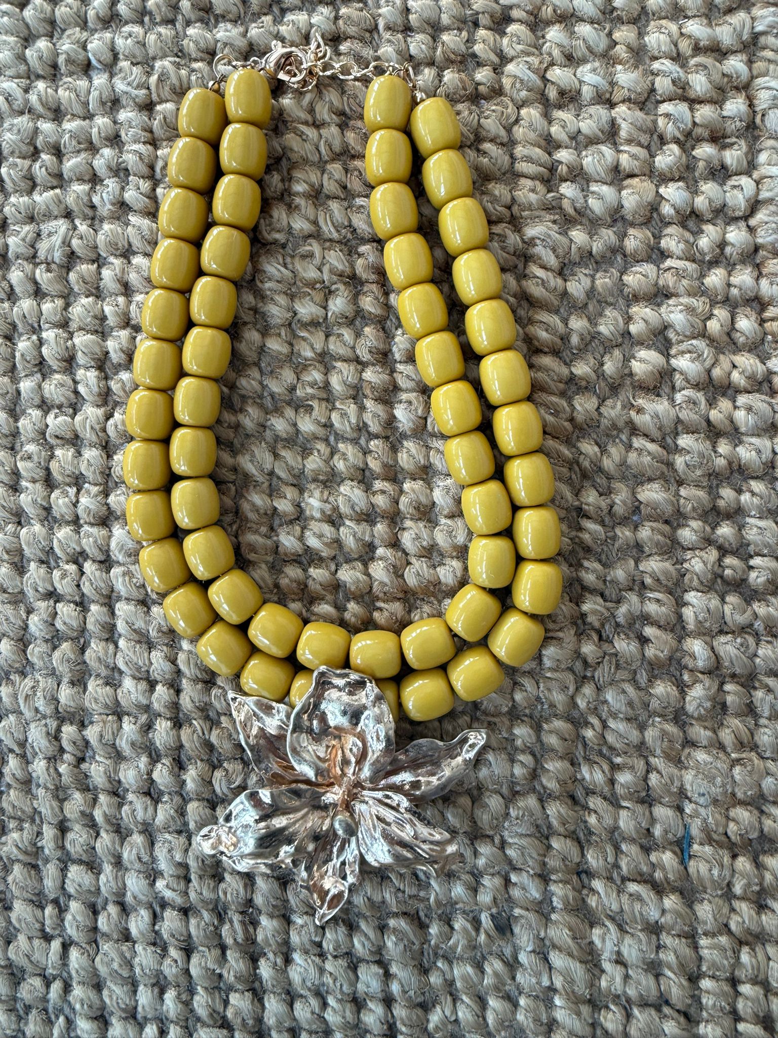 Collar Aroha mostaza
